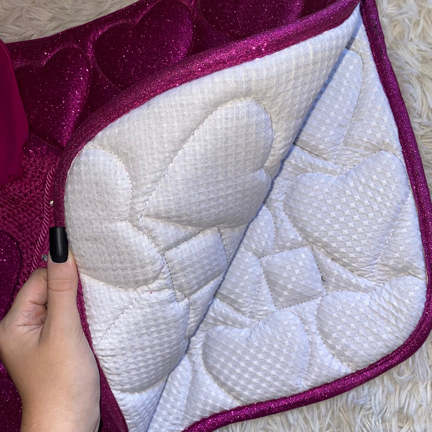 Sottosella e cuffietta fucsia con cuori da salto