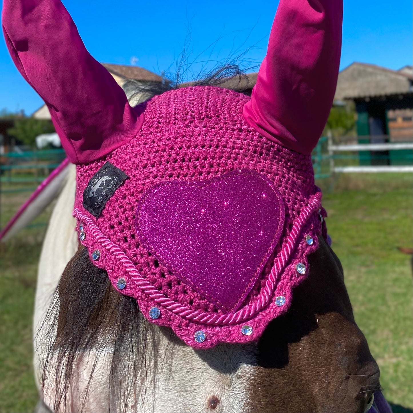 Sottosella e cuffietta fucsia con cuori da salto