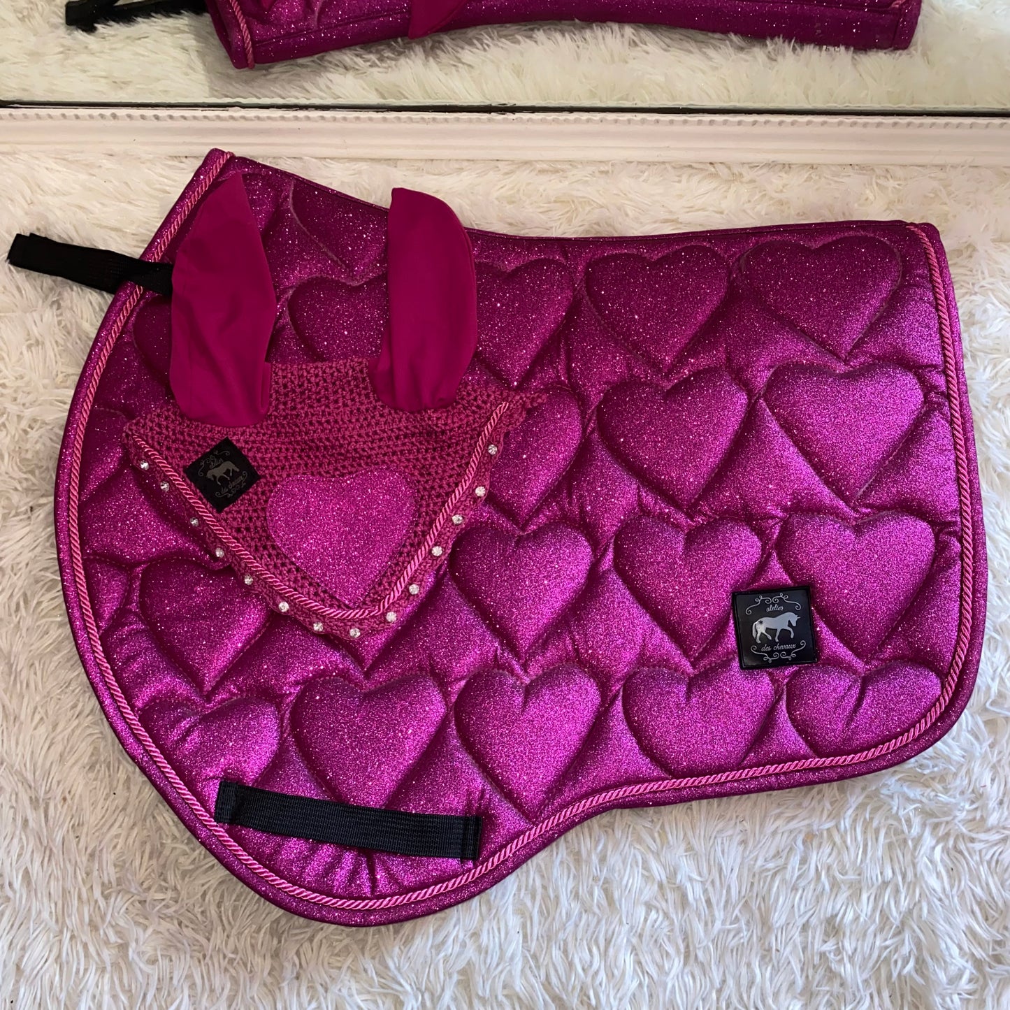 Sottosella e cuffietta fucsia con cuori da salto