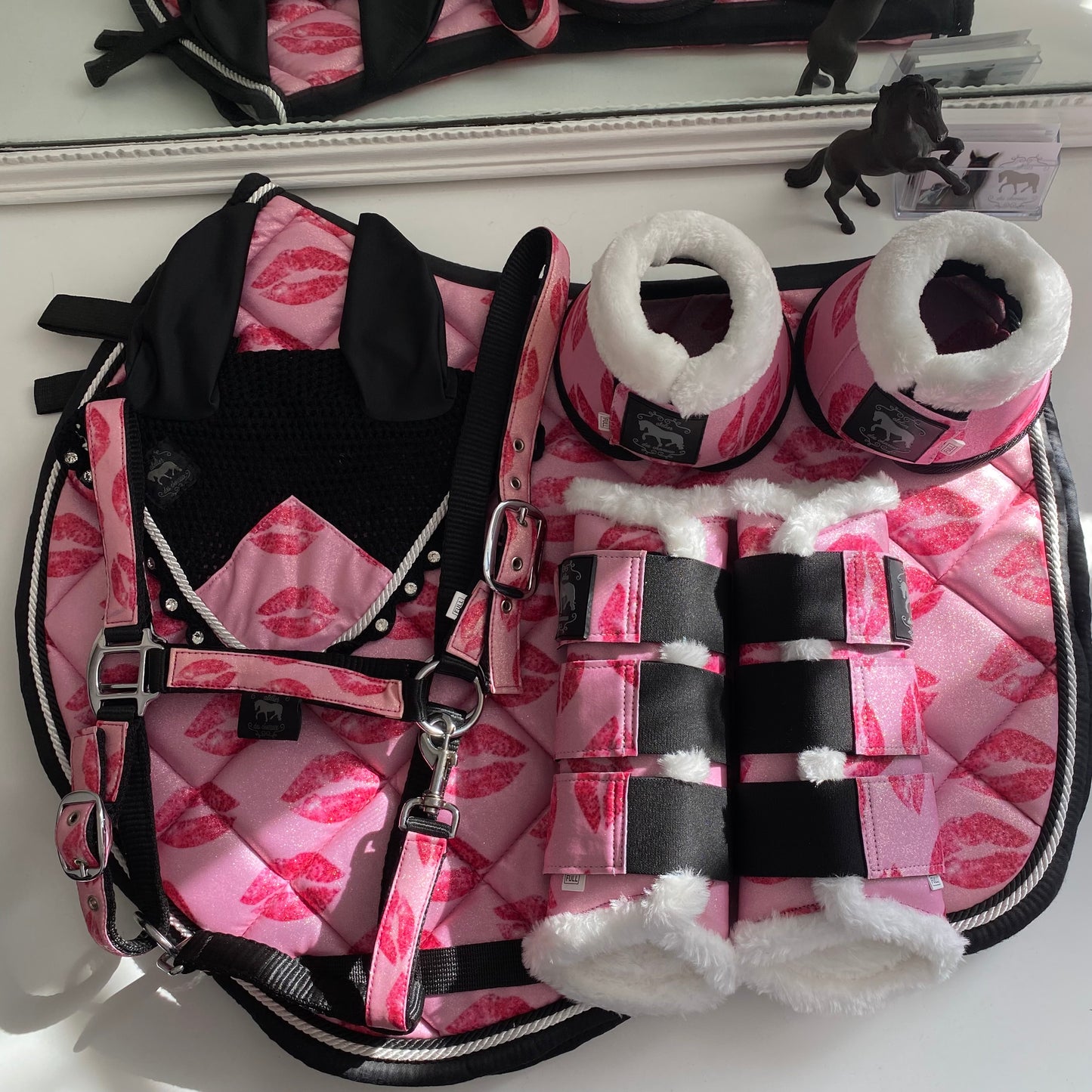 Completo da salto rosa glitter con baci