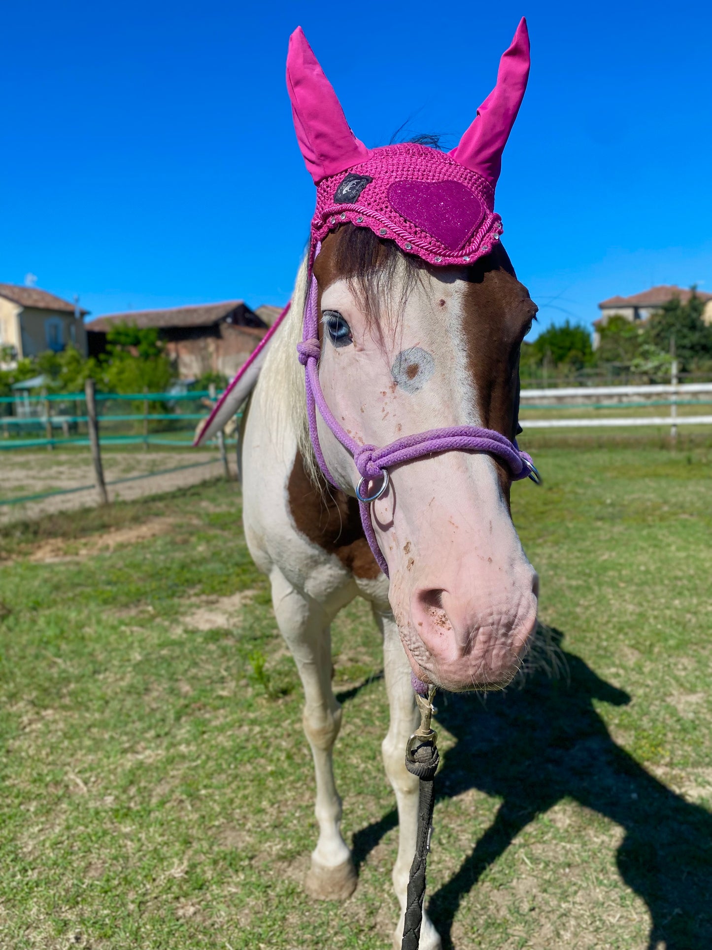 Sottosella e cuffietta fucsia con cuori da salto