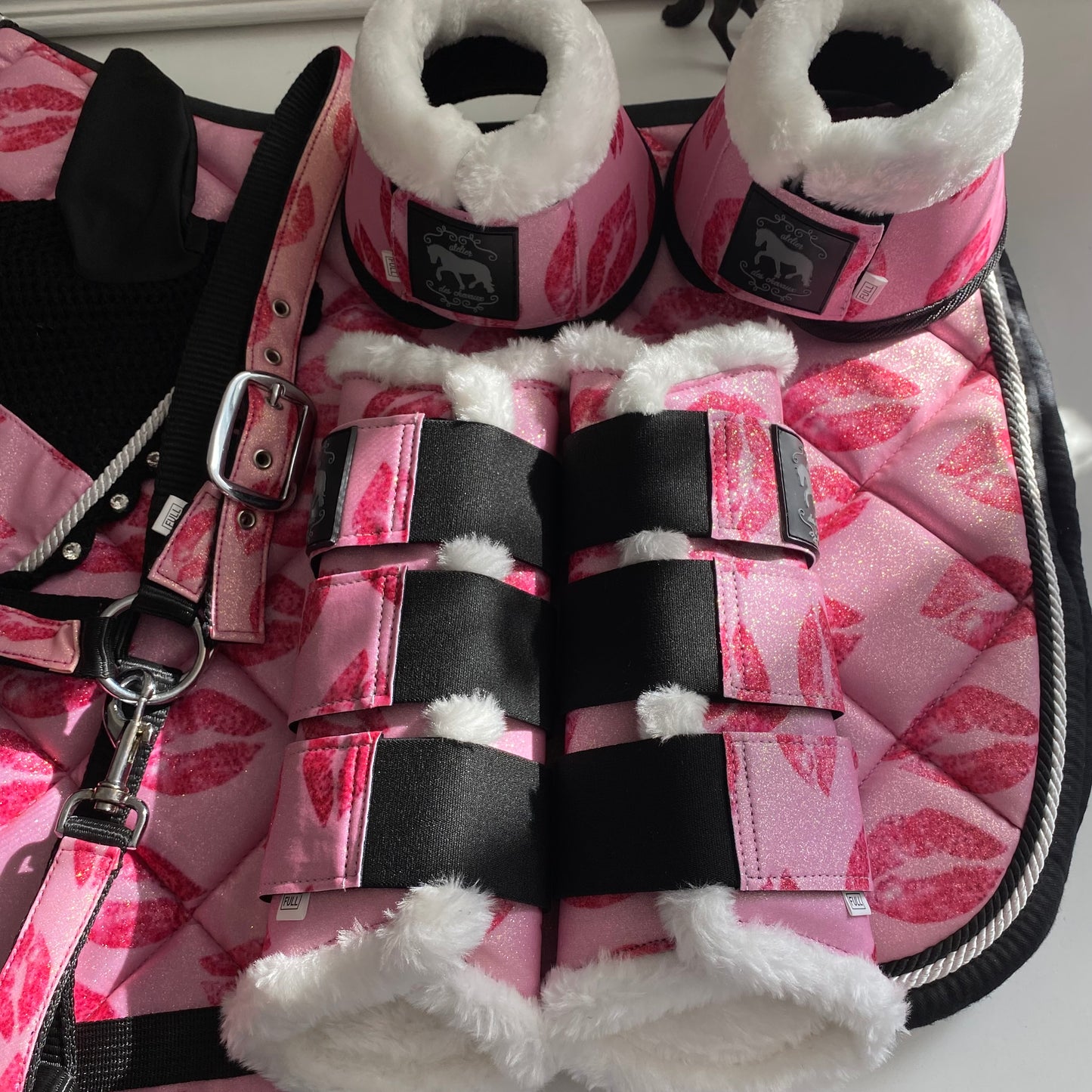 Completo da salto rosa glitter con baci