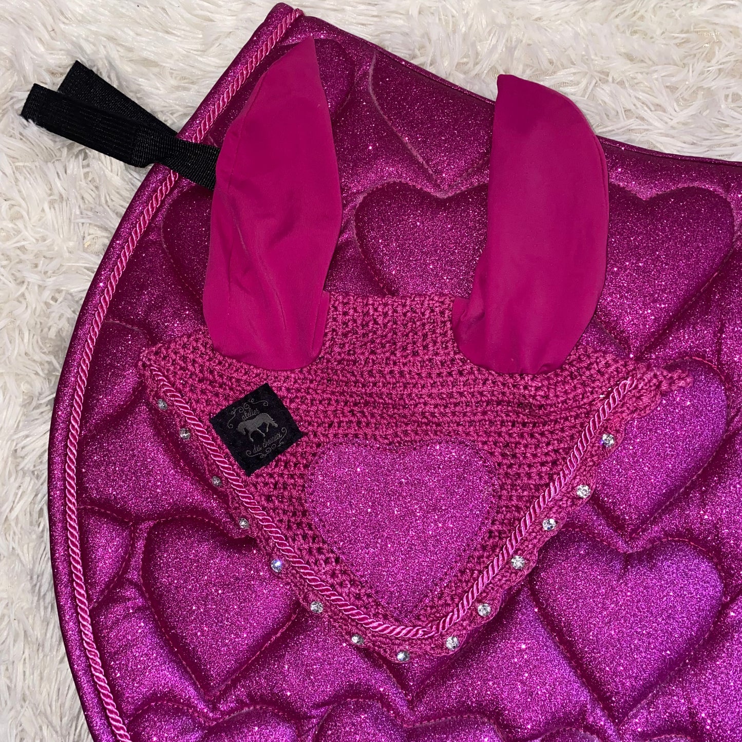 Sottosella e cuffietta fucsia con cuori da salto