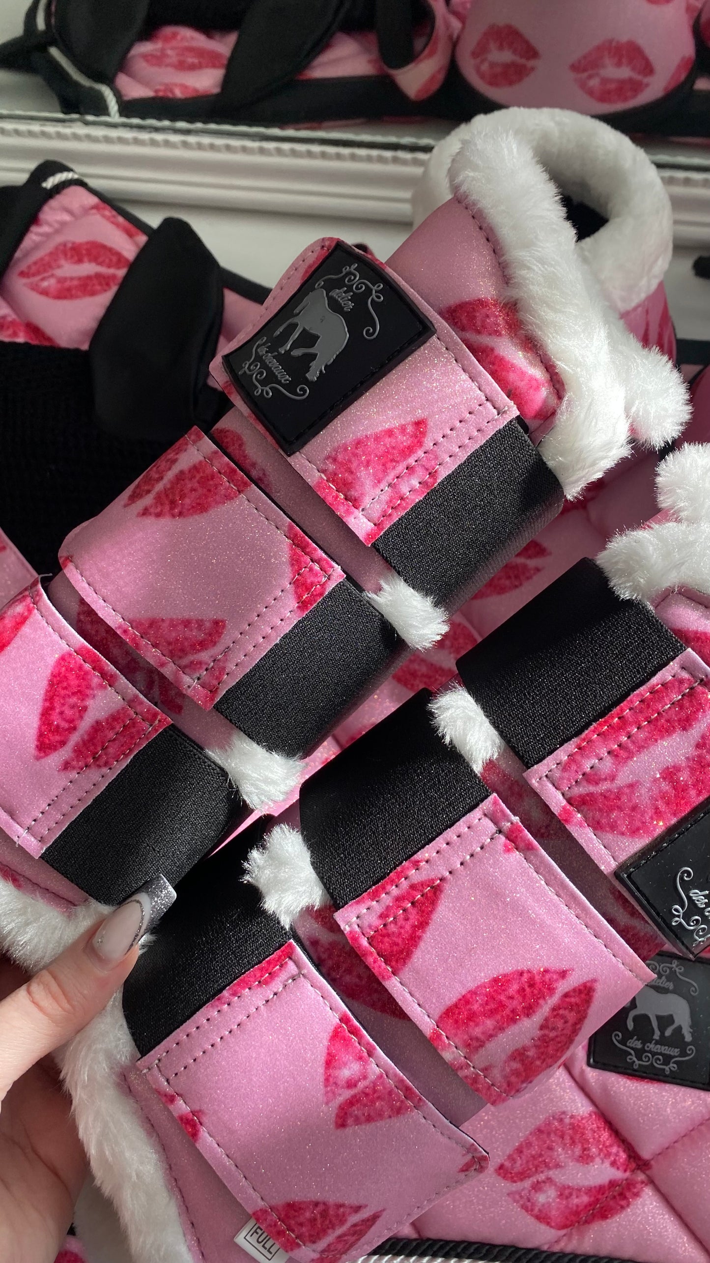 Completo da salto rosa glitter con baci