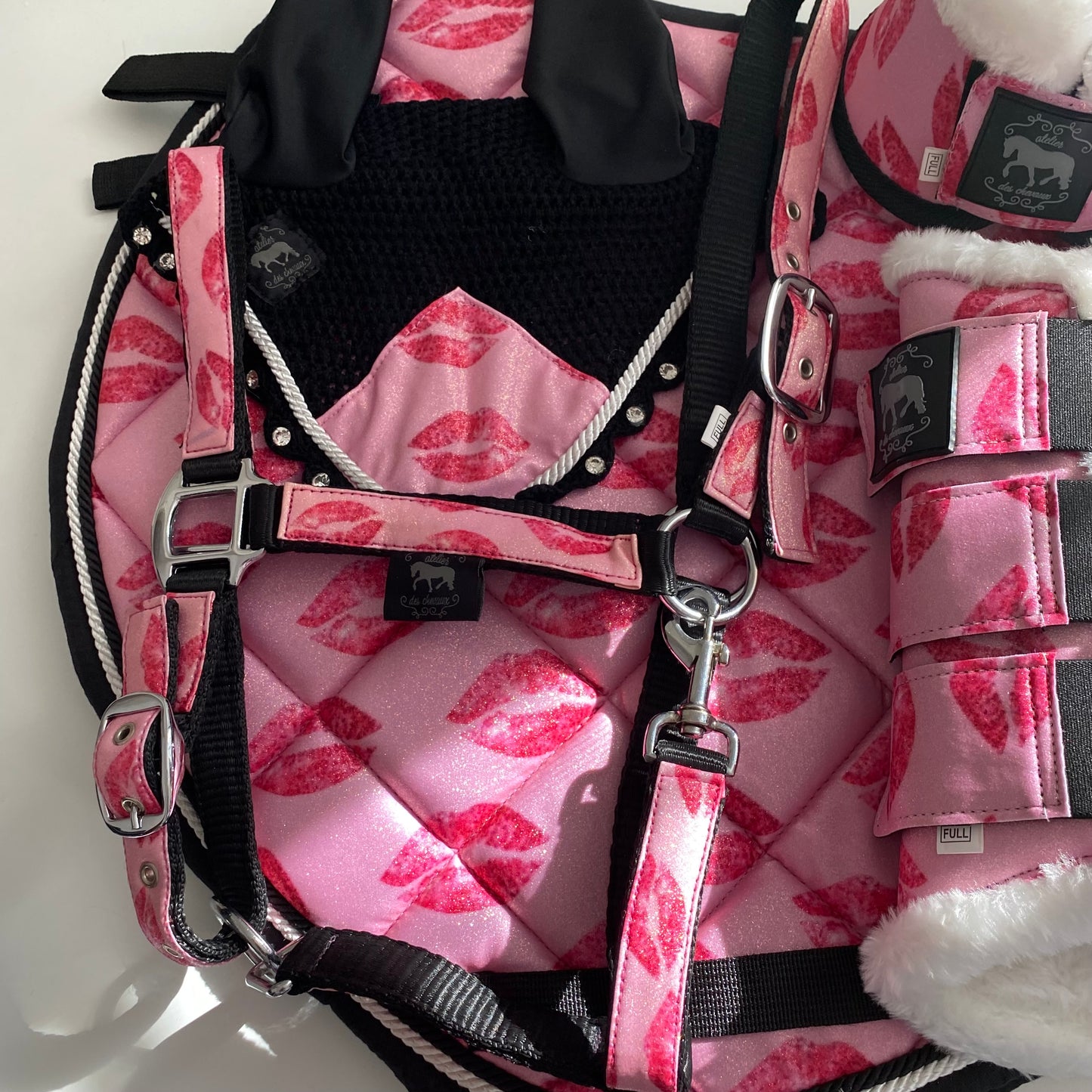 Completo da salto rosa glitter con baci