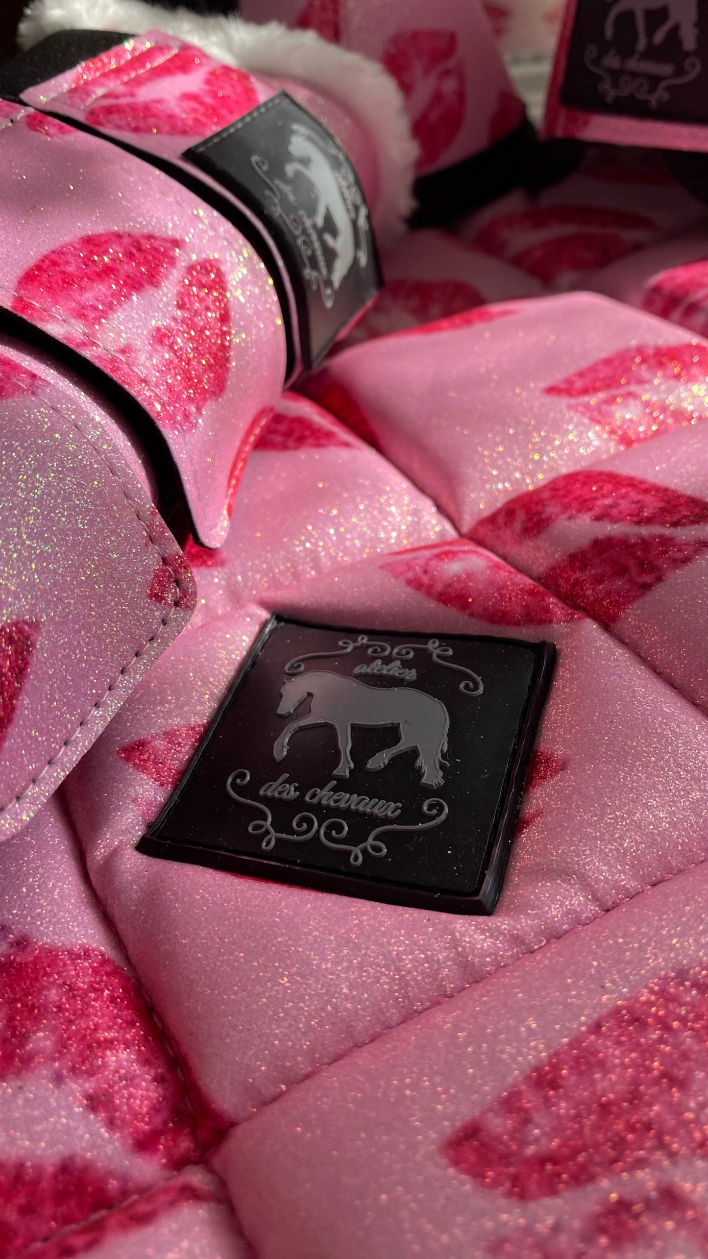 Completo da salto rosa glitter con baci