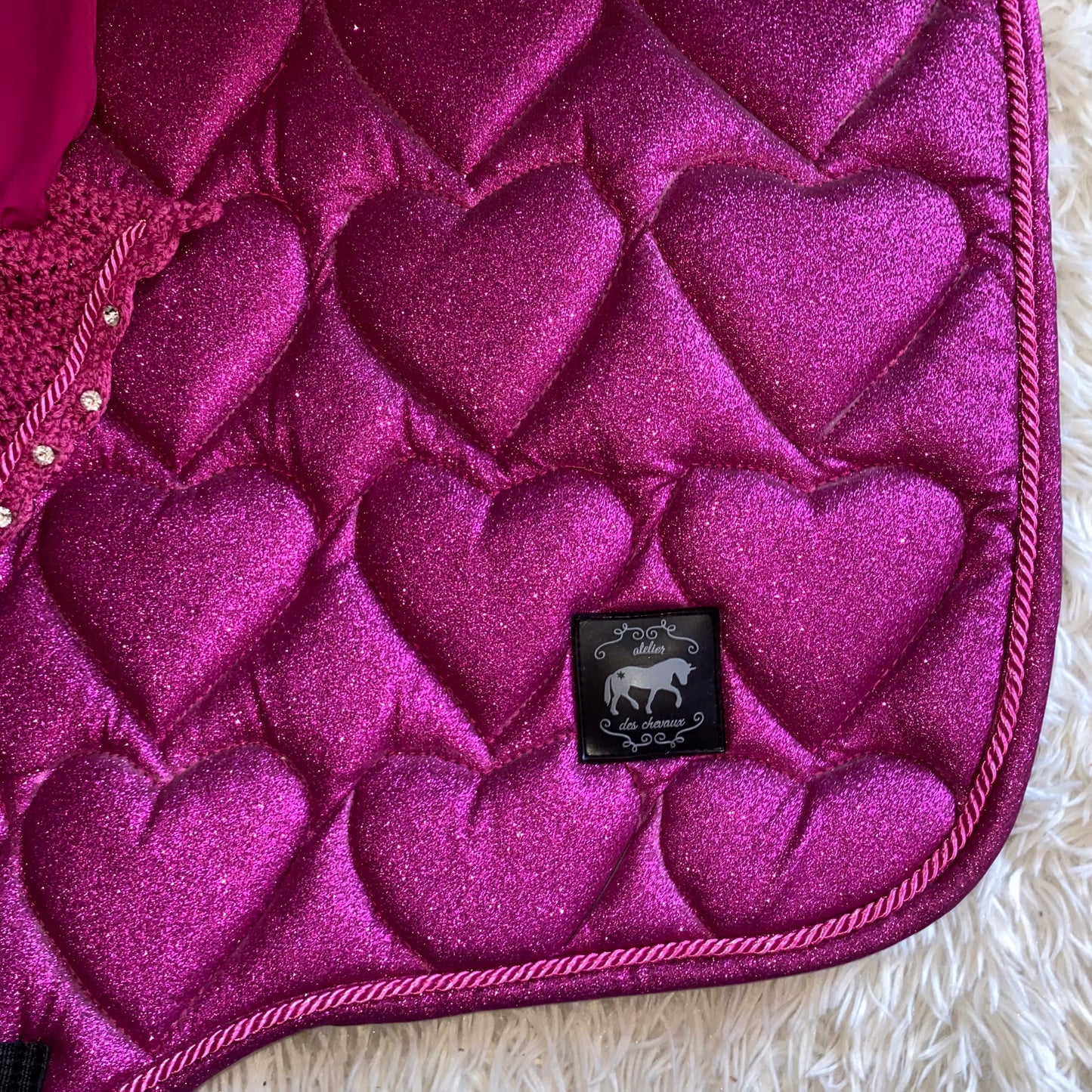 Sottosella e cuffietta fucsia con cuori da salto