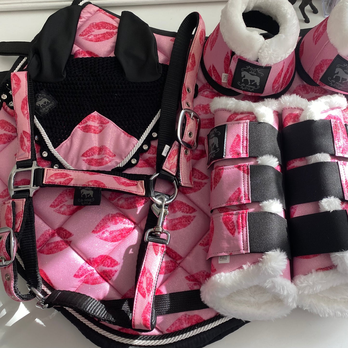 Completo da salto rosa glitter con baci