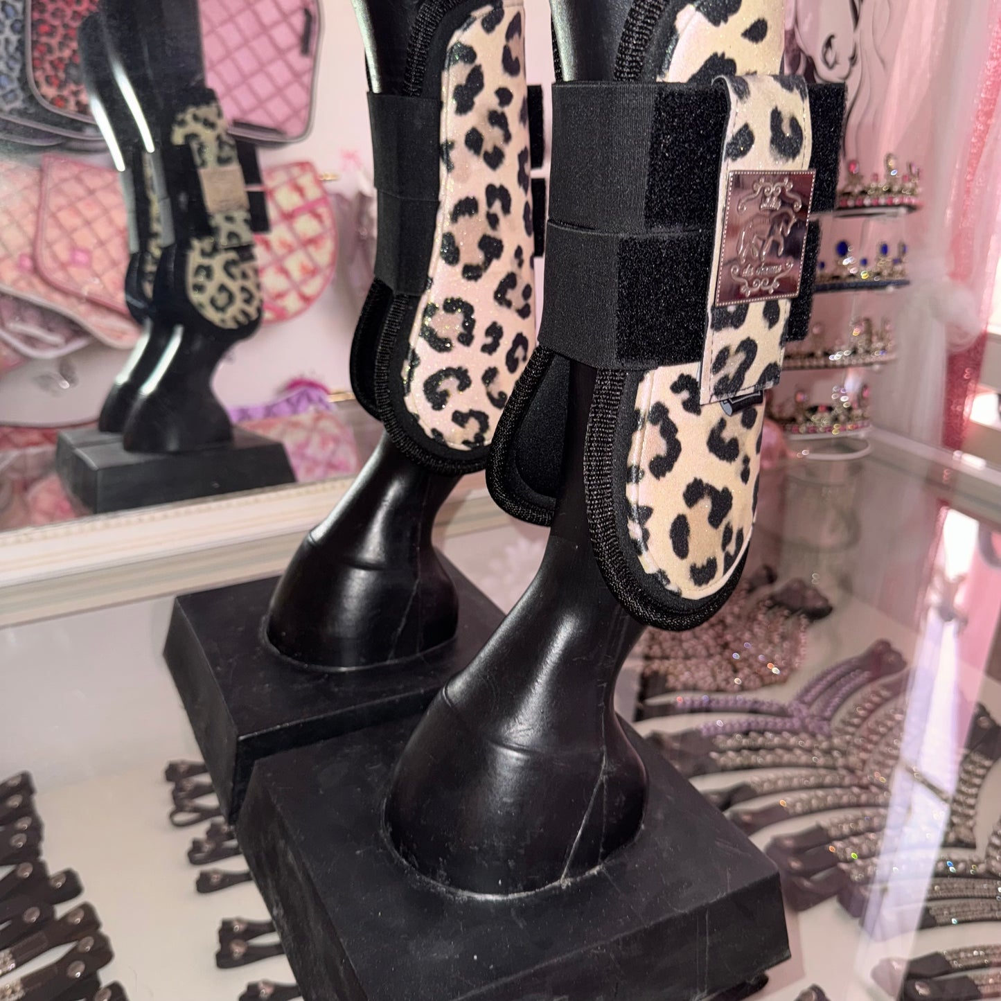 Brushing boots leopard glitter