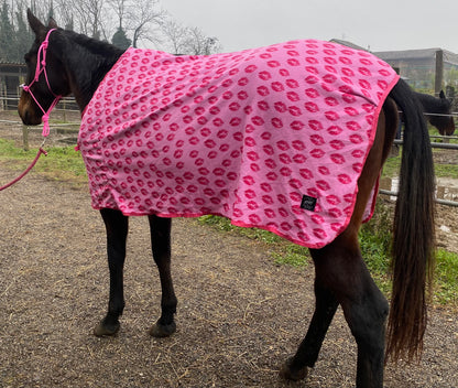 Coperta in pile con baci