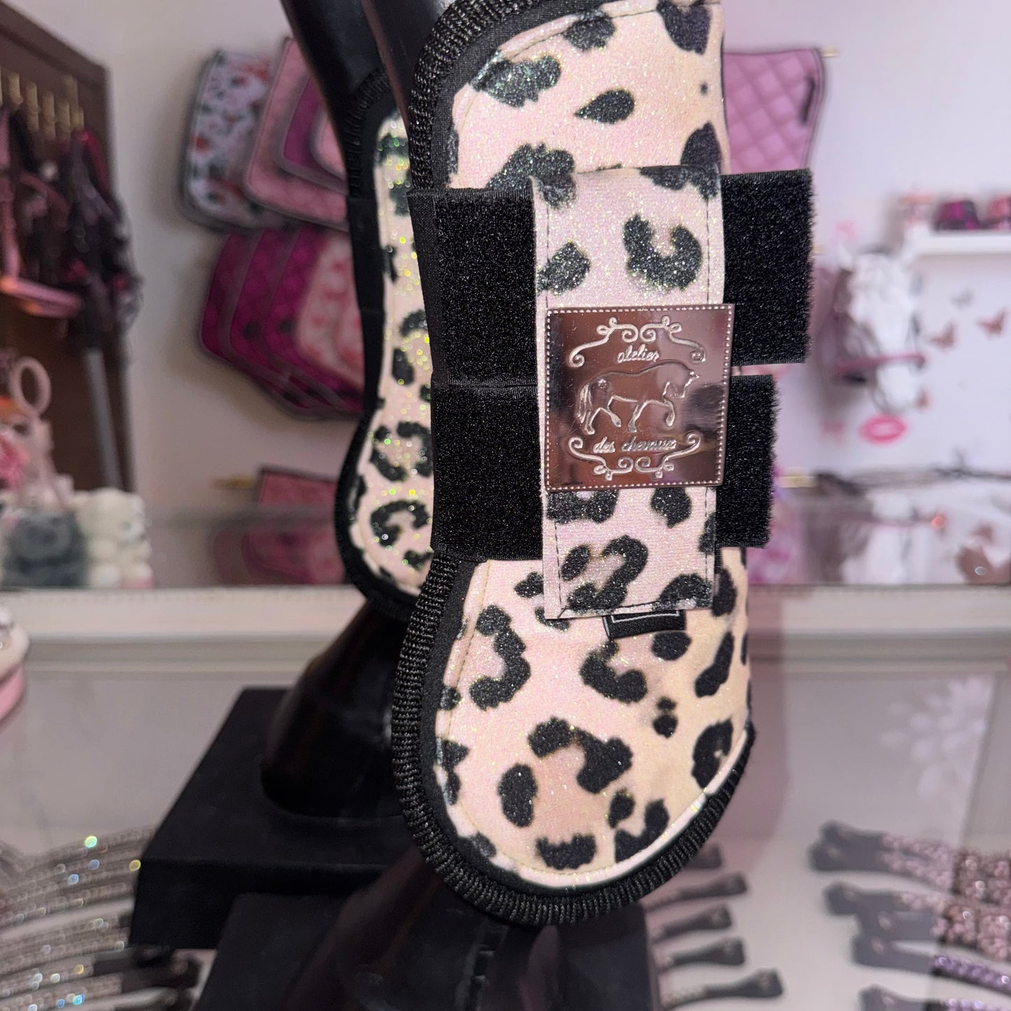 Brushing boots leopard glitter