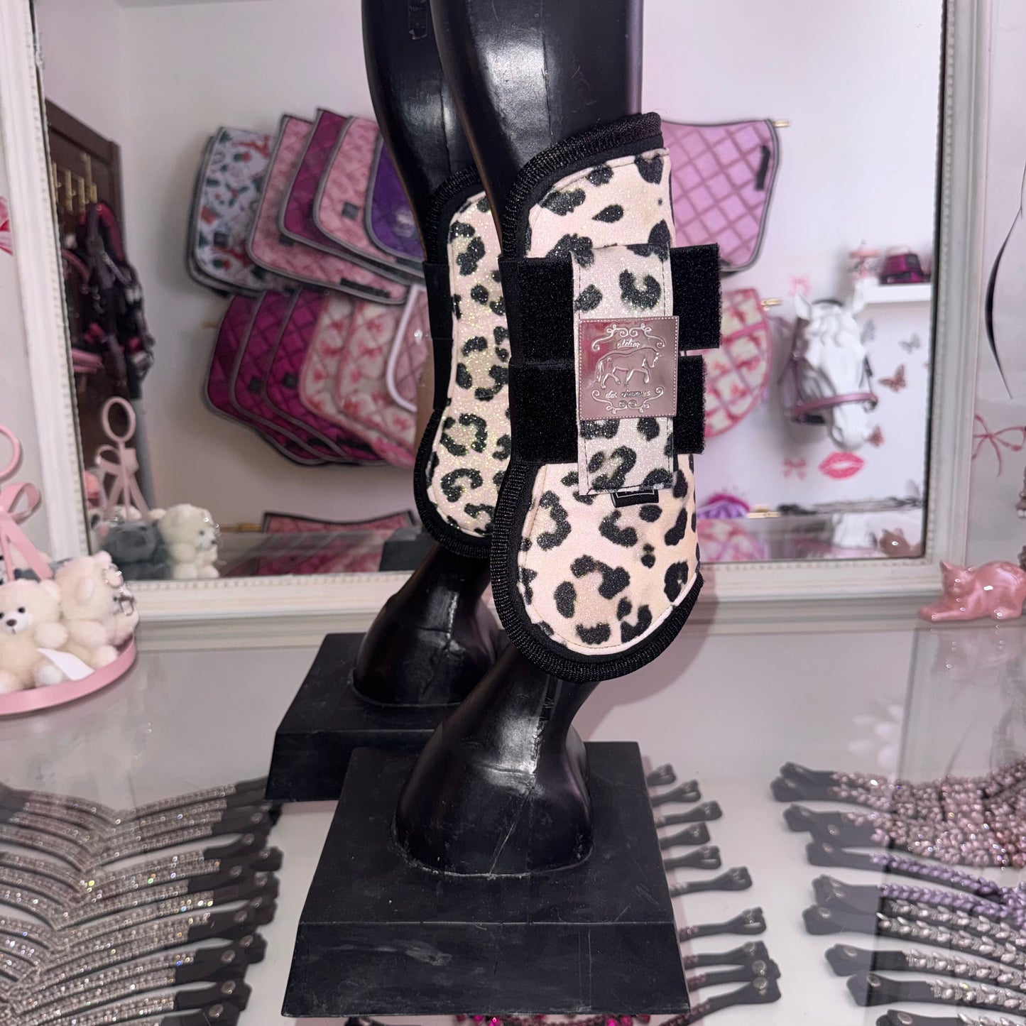 Brushing boots leopard glitter